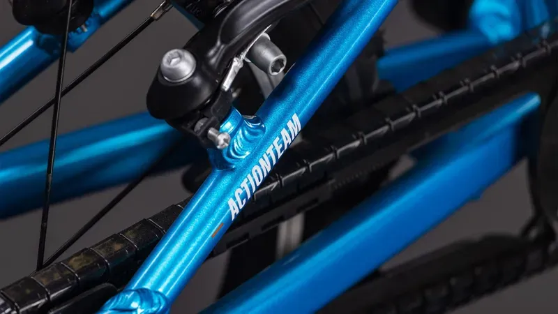 Cube Acid 160 Kids Bike in Action Team-4