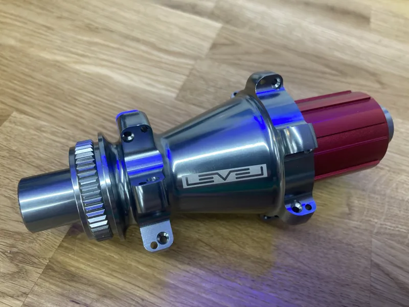 LEVEL 32H SILVER/RED REAR HUB DISC THRU AXLE 11SPD-3