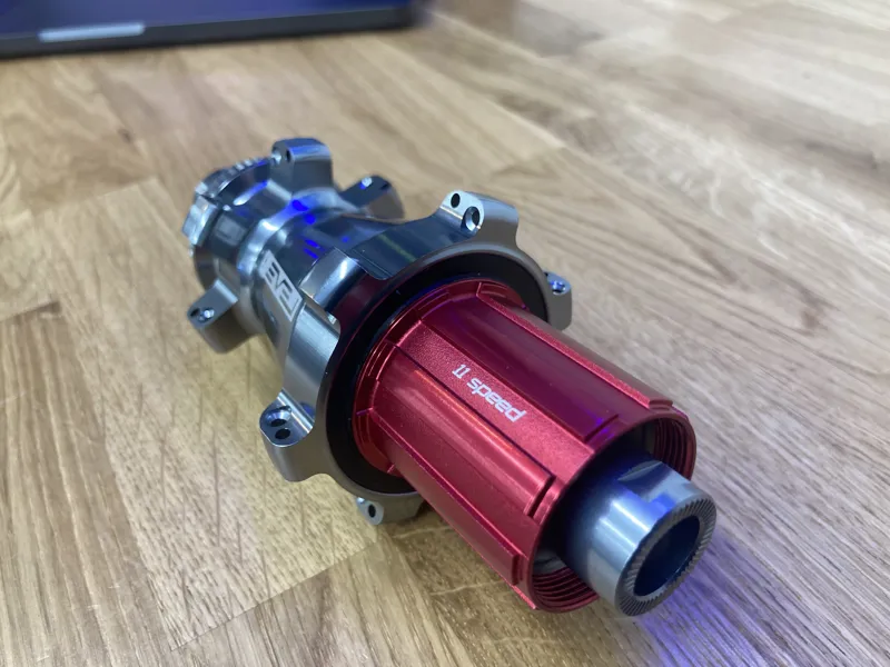 LEVEL 32H SILVER/RED REAR HUB DISC THRU AXLE 11SPD-1