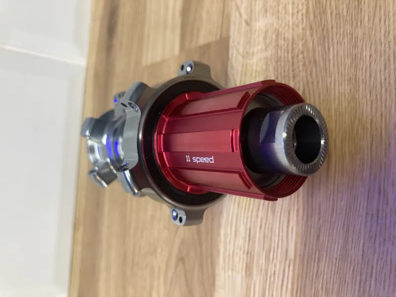 LEVEL 32H SILVER/RED REAR HUB DISC THRU AXLE 11SPD-2