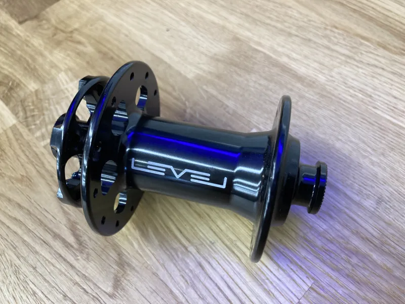LEVEL 24H FRONT BLACK DISC HUB THRU AXLE