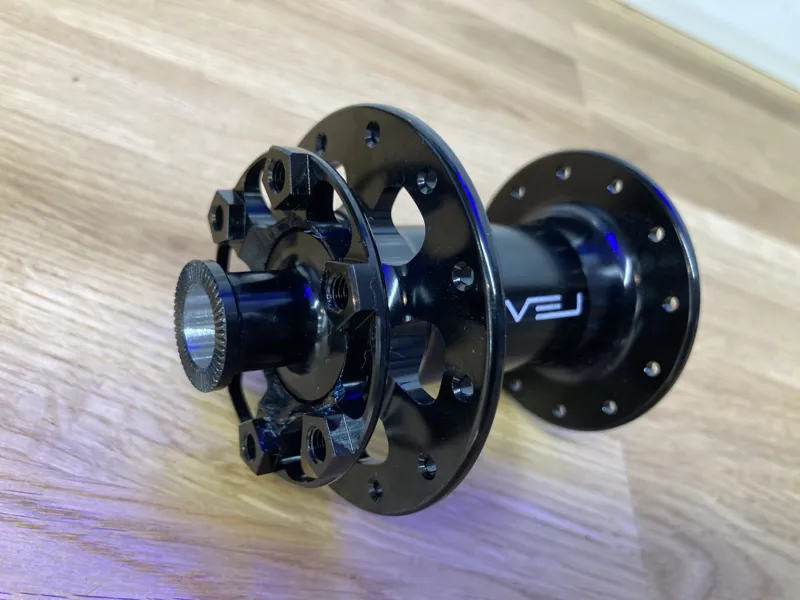 LEVEL 24H FRONT BLACK DISC HUB THRU AXLE-1
