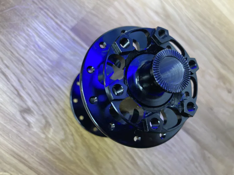 LEVEL 24H FRONT BLACK DISC HUB THRU AXLE-2