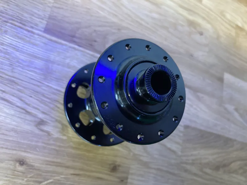 LEVEL 24H FRONT BLACK DISC HUB THRU AXLE-3