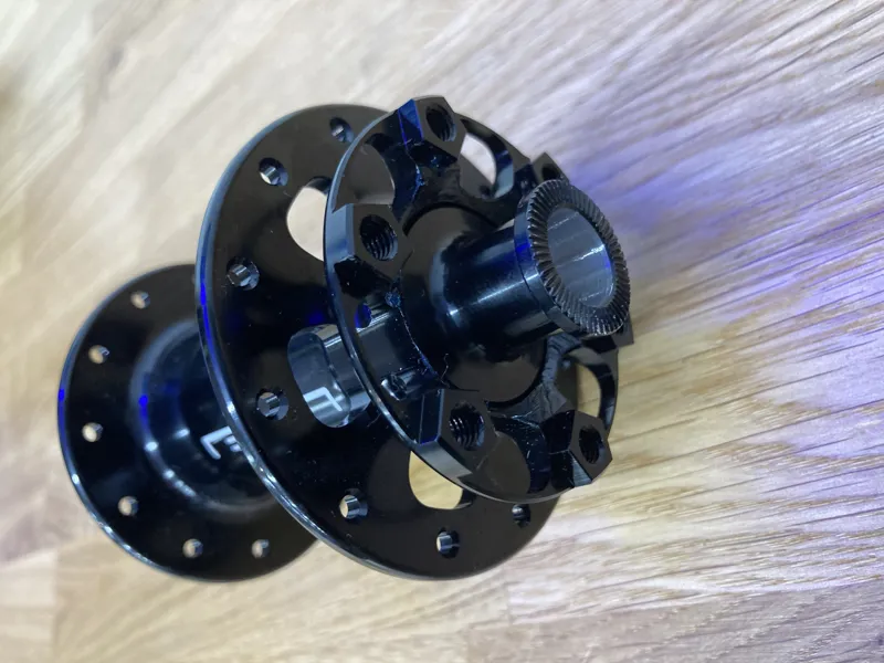 LEVEL 24H FRONT BLACK DISC HUB THRU AXLE-5