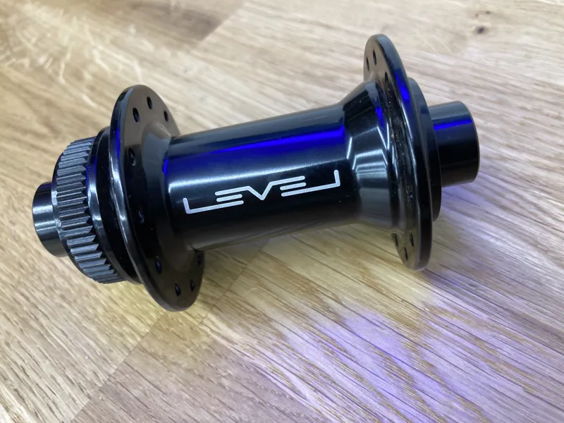 LEVEL 24H FRONT BLACK CENTRELOCK DISC HUB THRU AXLE-3