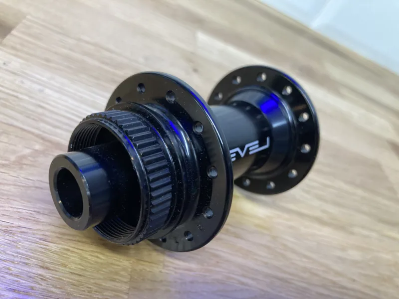 LEVEL 24H FRONT BLACK CENTRELOCK DISC HUB THRU AXLE-4