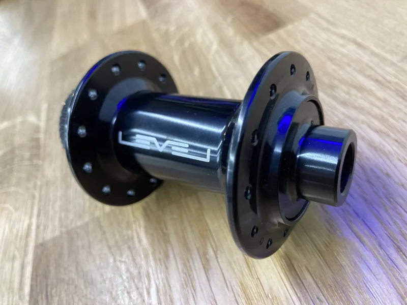 LEVEL 24H FRONT BLACK CENTRELOCK DISC HUB THRU AXLE-5