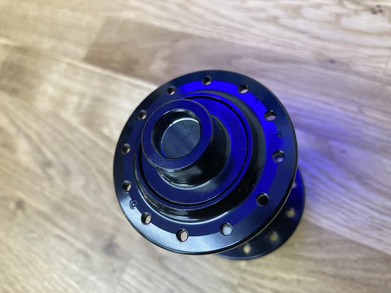 LEVEL 24H FRONT BLACK CENTRELOCK DISC HUB THRU AXLE-2