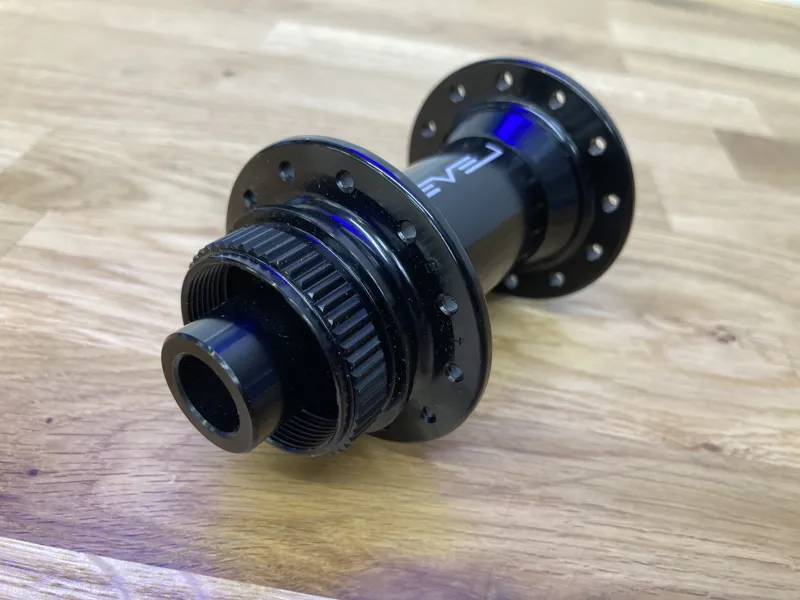 LEVEL 24H FRONT BLACK CENTRELOCK DISC HUB THRU AXLE