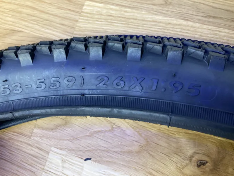 TYRE 26X1.95 SEMI BLK-3