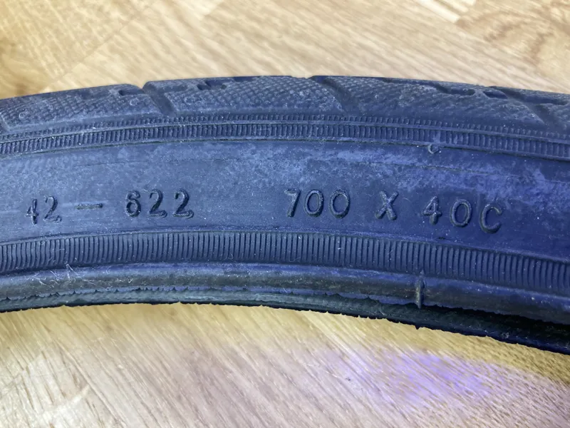 TYRE 700 X 40 BLACK-3