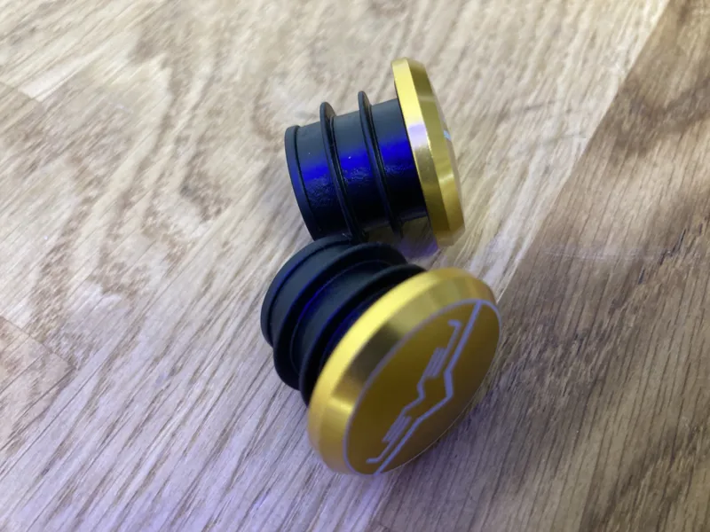 LEVEL ANODIZED BAR END PLUGS-1